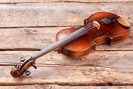 木地板上的老小提琴经典的弦乐器巴图片