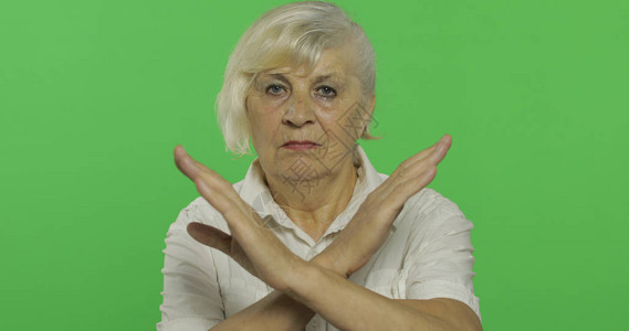 年长妇女表示停止禁止的手势老漂亮的祖母穿着白衬衫您可以进入徽标或文字处按下色调图片