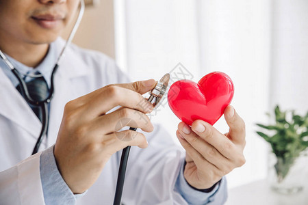 医疗保险与世界心脏健康日概念与红耳图片