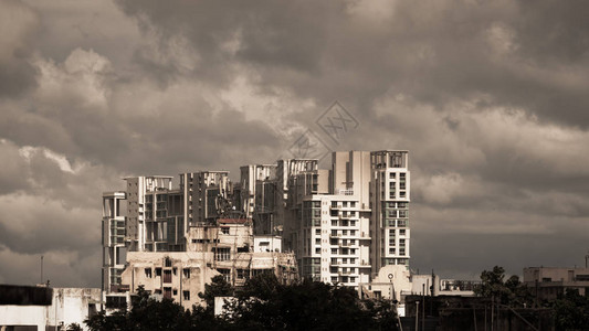 延迟季风雨天城市印度孟加拉尔各答高楼之上的大暴雨云风暴和黑暗的季风典型的现代住宅摩天大楼图片