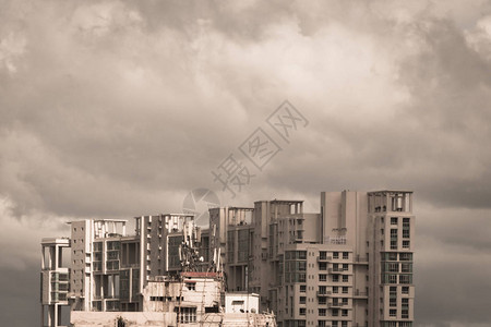 暴风雨在现代住宅摩天大楼上空的早期季风印度孟加拉尔各答在晚上的季风雨天城市高楼之上的大暴雨云图片