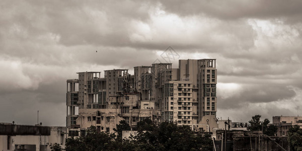 高楼之上的大暴雨云早季风雨天城市风暴和黑暗的季风典型的现代住宅摩天大楼印度孟加拉尔各答图片