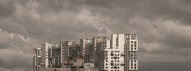 延迟季风雨天城市高楼之上的大暴雨云风暴和黑暗的季风典型的现代住宅摩天大楼印度孟加拉尔各答图片