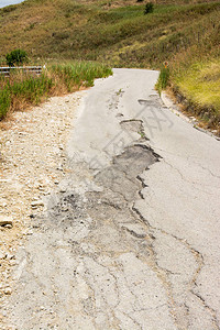 西里公路上的大坑洞图片