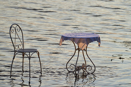 华丽的回旋桌和湖水上的椅子罗马图片