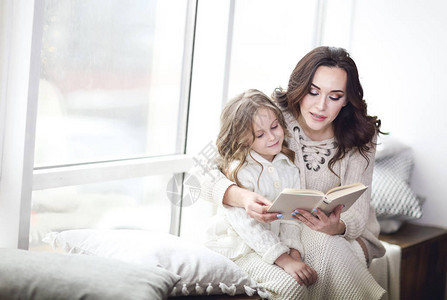母亲读书给坐在窗边的女儿看书爱与教图片