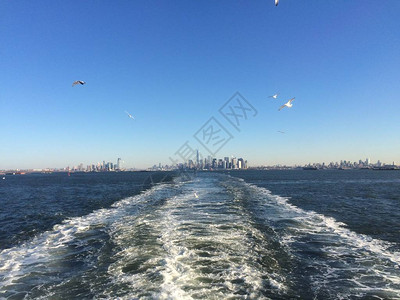 从纽约港水域从渡轮上欣赏曼哈顿中城的纽约图片