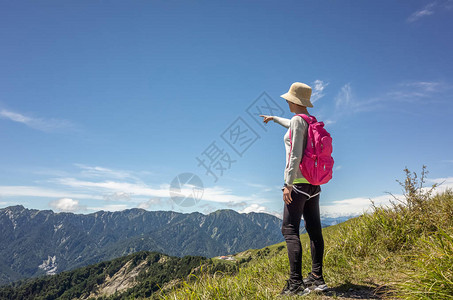 亚洲登山女指向遥远的河川山Hh图片