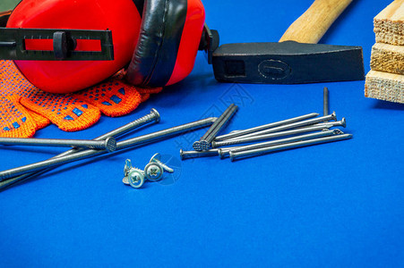 木工和备件耳机的专业工具为蓝色背景图片