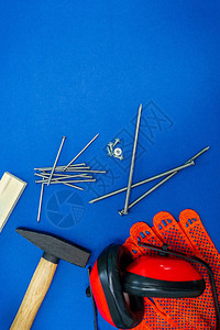 木工和备件耳机的专业工具为蓝色背景图片