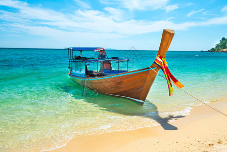在安达曼海热带岛屿沙滩上看到传统的泰兰图片