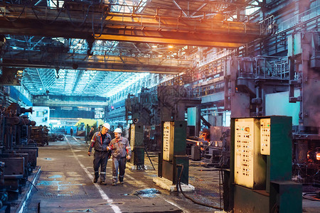 钢铁厂的工人背景图片