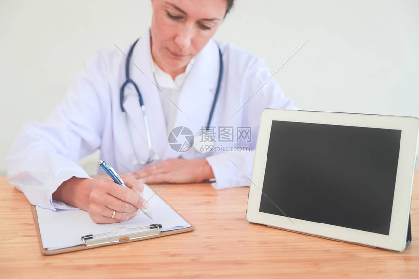 医生用药片写笔记并告知病人图片