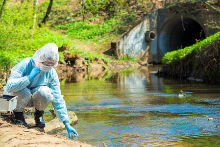 保护套间的科学家从河里采集水样图片