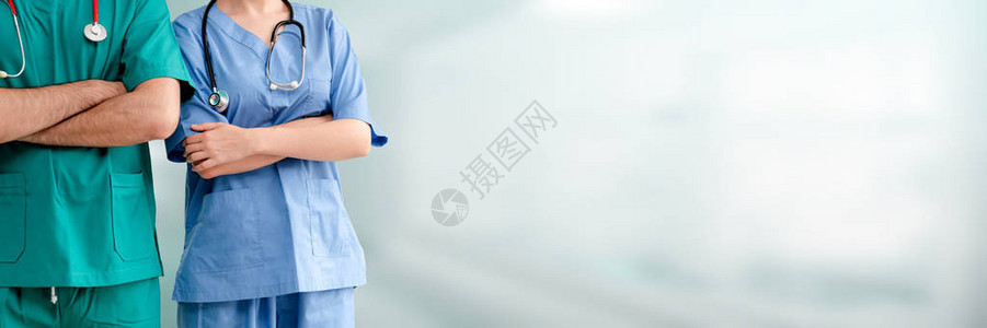两名医院工作人员外科医生医生或护士双臂交叉站在医院里医疗保图片
