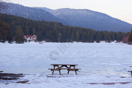 华夫班特美丽的AbantGolcuk湖景色惊背景