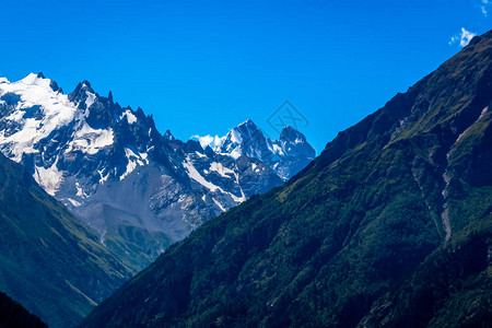 高加索山脉最明显的山峰之一图片