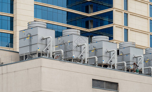 现代酒店商务中心摩天大楼屋顶六台大型交流空调暖通空调机图片