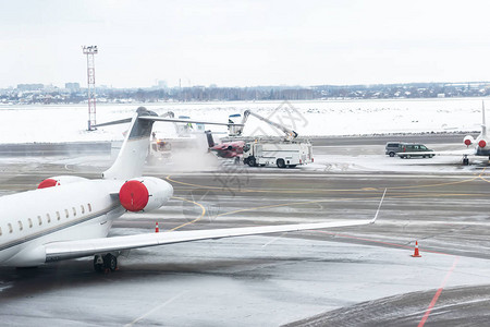 冬季在机场起飞前为私人飞机除冰飞机防冻保护用防冻液覆盖客运商图片