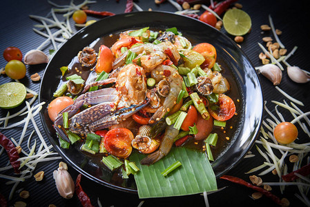 辣味海鲜沙拉配新鲜虾蟹蛤蜊图片