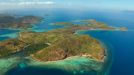 鸟瞰有蓝色泻湖珊瑚礁和沙滩的热带岛屿菲律宾巴拉望岛有绿松石泻湖的马图片