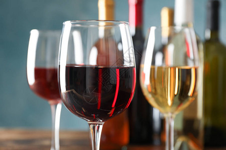 玻璃杯和瓶子木桌上装着葡萄酒图片