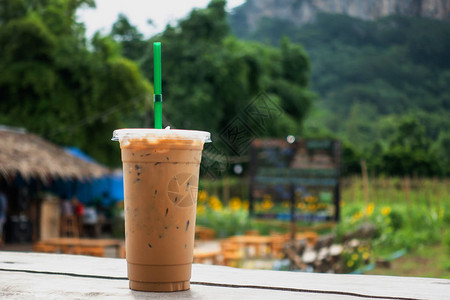 冰咖啡杯在山景自然背景的咖啡时间旅游和旅游的地方泰国当地咖啡图片