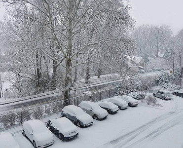 空中观视着一个停车场的景象车在冬季风雪背景图片