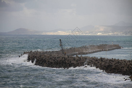 海浪拍打岩石图片