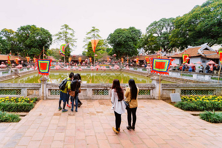 越南东亚河内文庙池塘里的人们在越南首都的孔庙河内亚洲教堂公园街景图片
