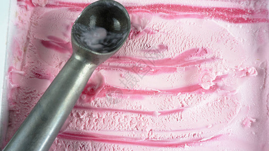 快速挖掘冰淇淋草莓顶端视图片
