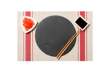 黑色石板与筷子寿司和酱油图片