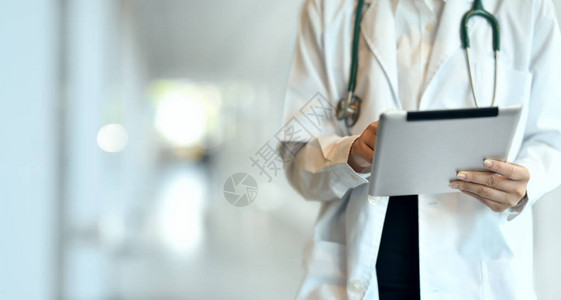 年轻专业医生的结业情况对医院病历和背景图片