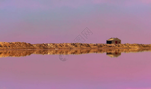 小石头屋及其在模糊的粉红图片