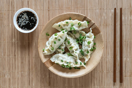 碗里有亚洲的面子筷子生木背景晚餐图片