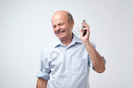 白人成年男子对电话交谈很恼火图片