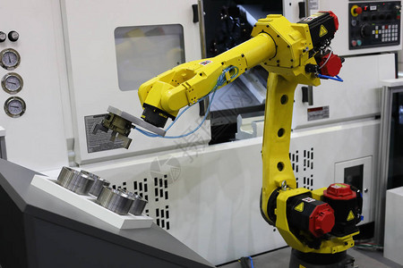 自动装有机器人臂的CNC机器图片
