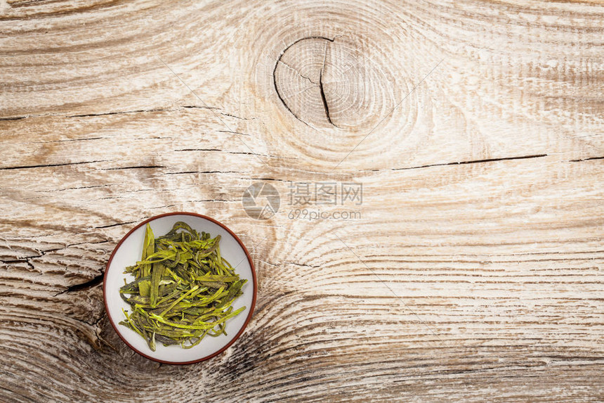旧木桌上的绿茶图片