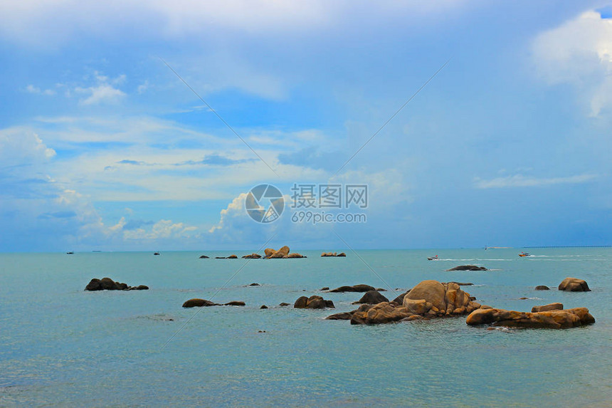 海南岛三亚天涯海角公园海上日月石海景图片