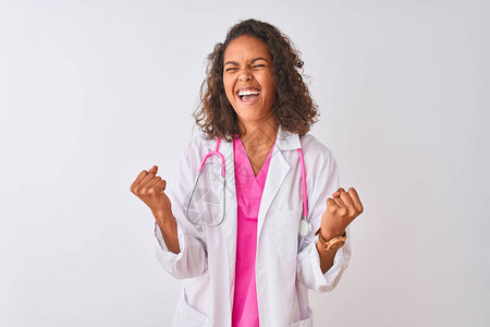 身着听诊器的年轻巴西女医生站在孤立的白人背景上图片