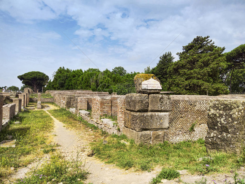 奥斯蒂亚安蒂卡的考古罗马帝国街景与共和党仓库的路径和意大利马加齐尼共和主图片