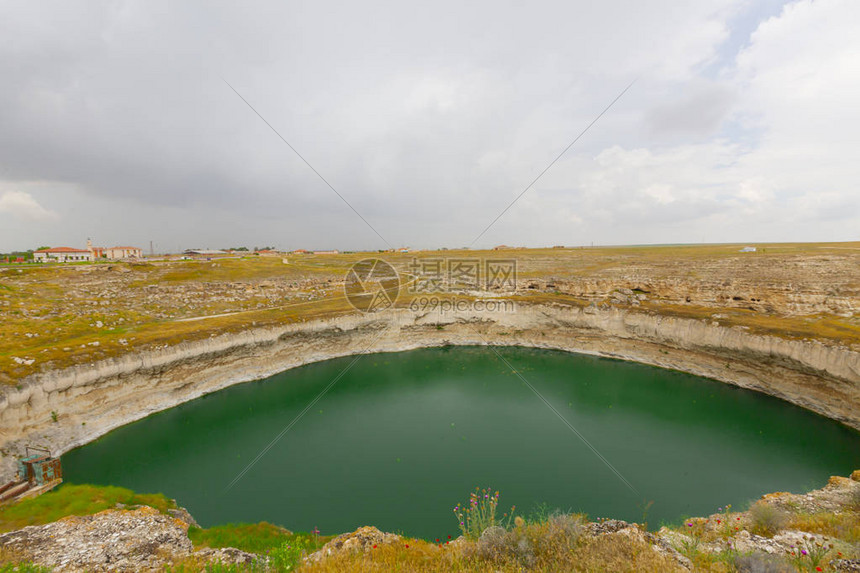 土耳其科尼亚省周围的奥布鲁克天坑景观亚洲喀斯特湖全景火山口湖的倒影由水侵蚀引起的空洞地面图片