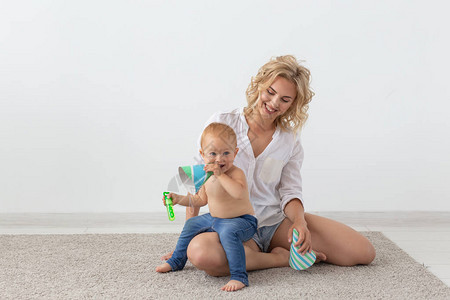家庭和为人父母的概念可爱的婴儿在蜜蜂地毯图片