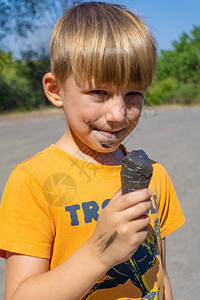 孩子手里有黑冰淇淋男孩吃黑冰淇图片