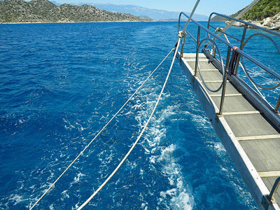 蓝海绿岛从游艇的甲板上看图片