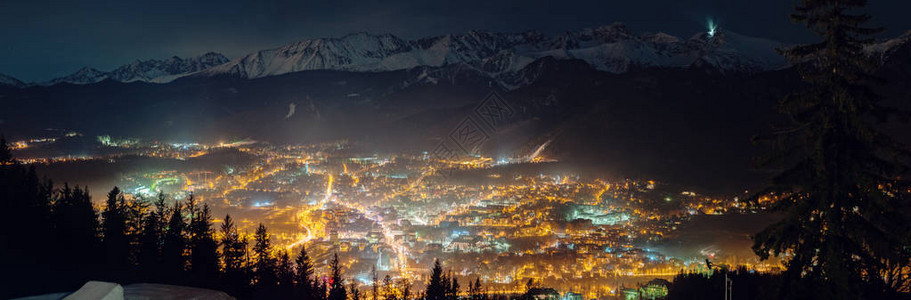 夜间Zakopane和Tatry山的空图片