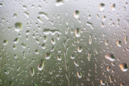 下雨后在一辆汽车的玻璃背景图片