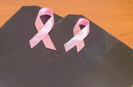 X光片和两条粉色丝带作为提高对乳腺癌认识和预防乳腺癌的象图片