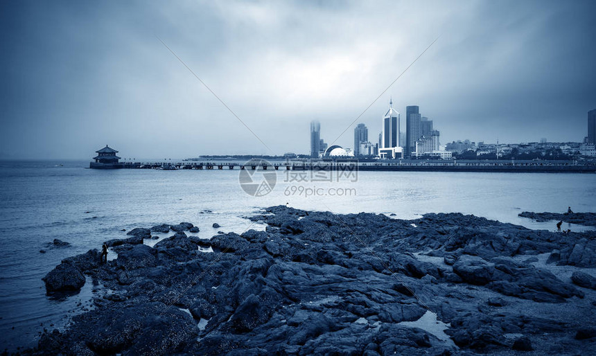 海边的栈桥雾中的青岛城市景观图片