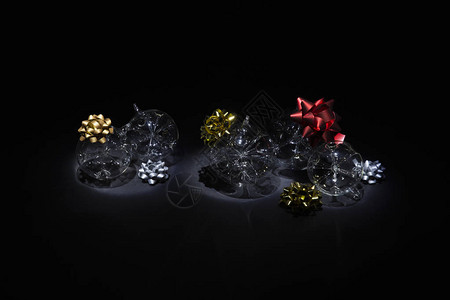 安排美丽的手工制作透明的玻璃圣诞杯球图片